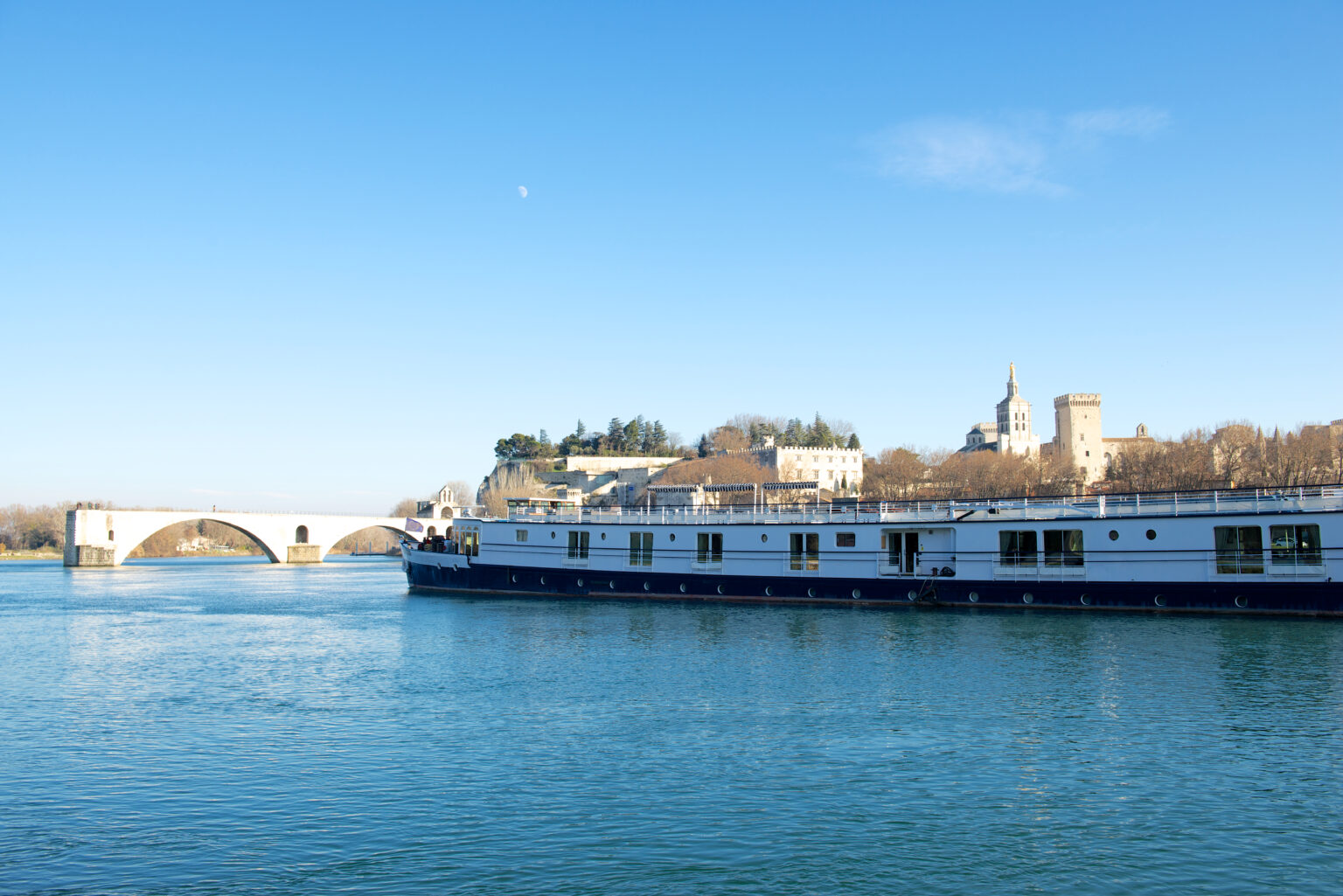 Le Chardonnay amarré sur le Rhône, devant le Pont d'Avignon et le Palais des Papes