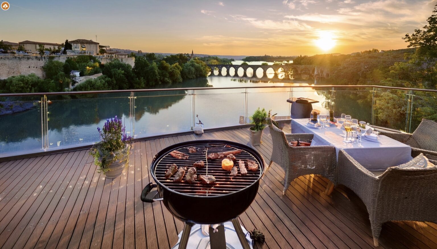 Dîner sur le pont au coucher du soleil